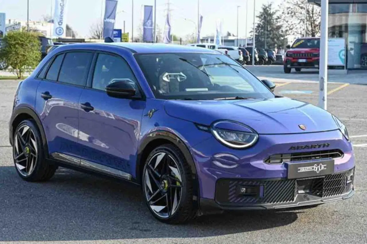 Abarth 600e nuova a Torino (3)