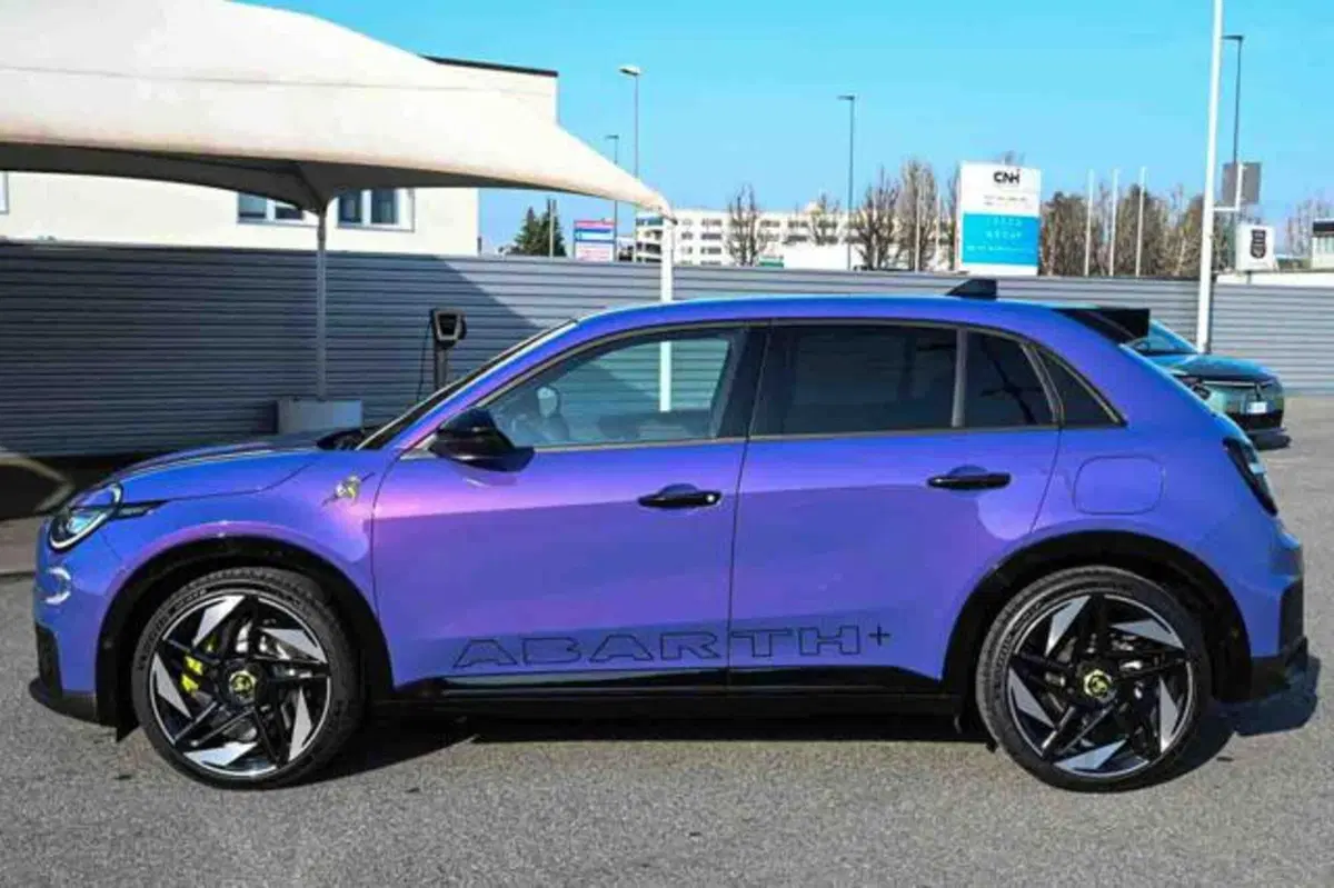 Abarth 600e nuova a Torino (8)