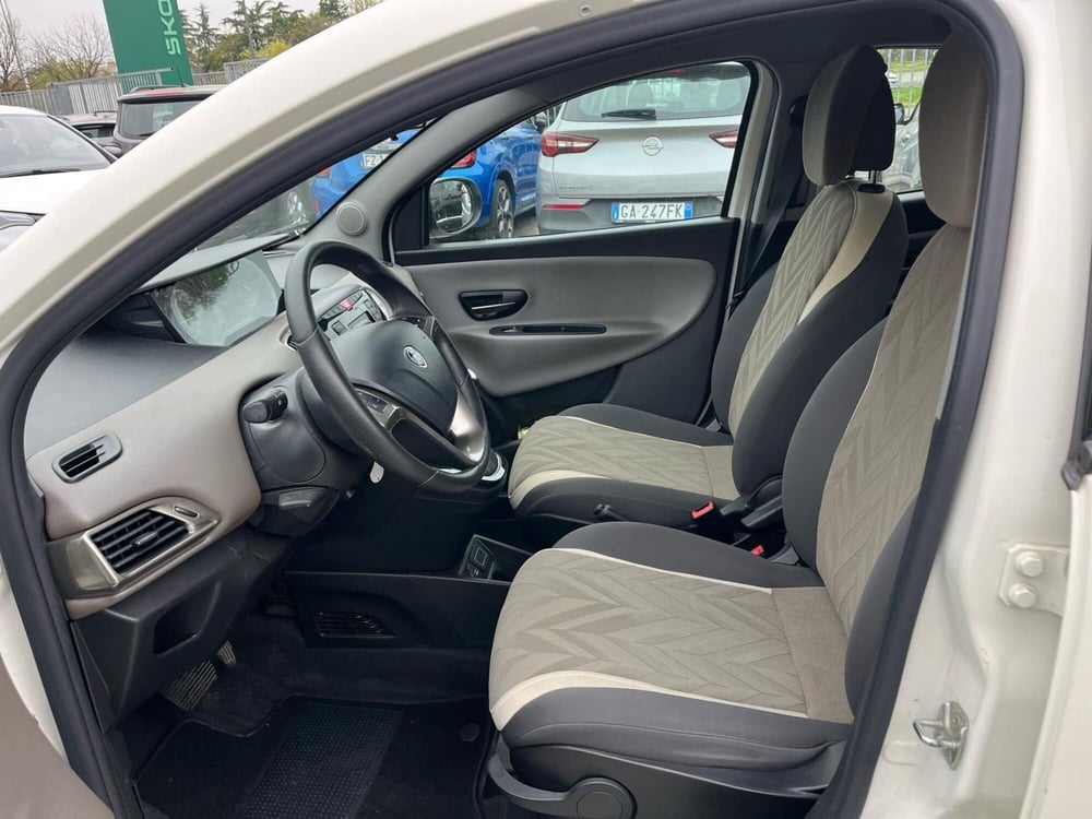 Lancia Ypsilon usata a Milano (11)