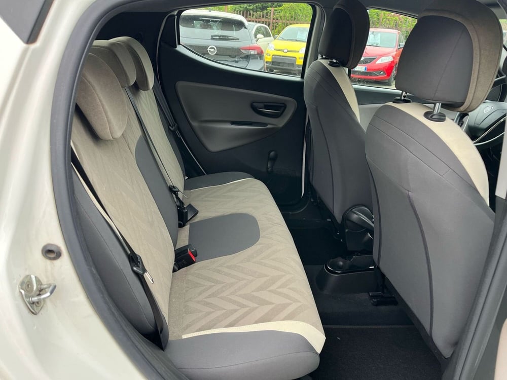 Lancia Ypsilon usata a Milano (13)