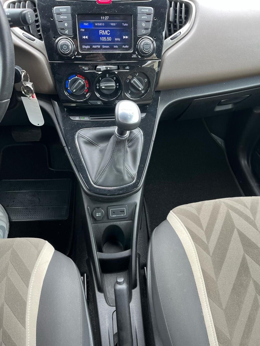 Lancia Ypsilon usata a Milano (15)