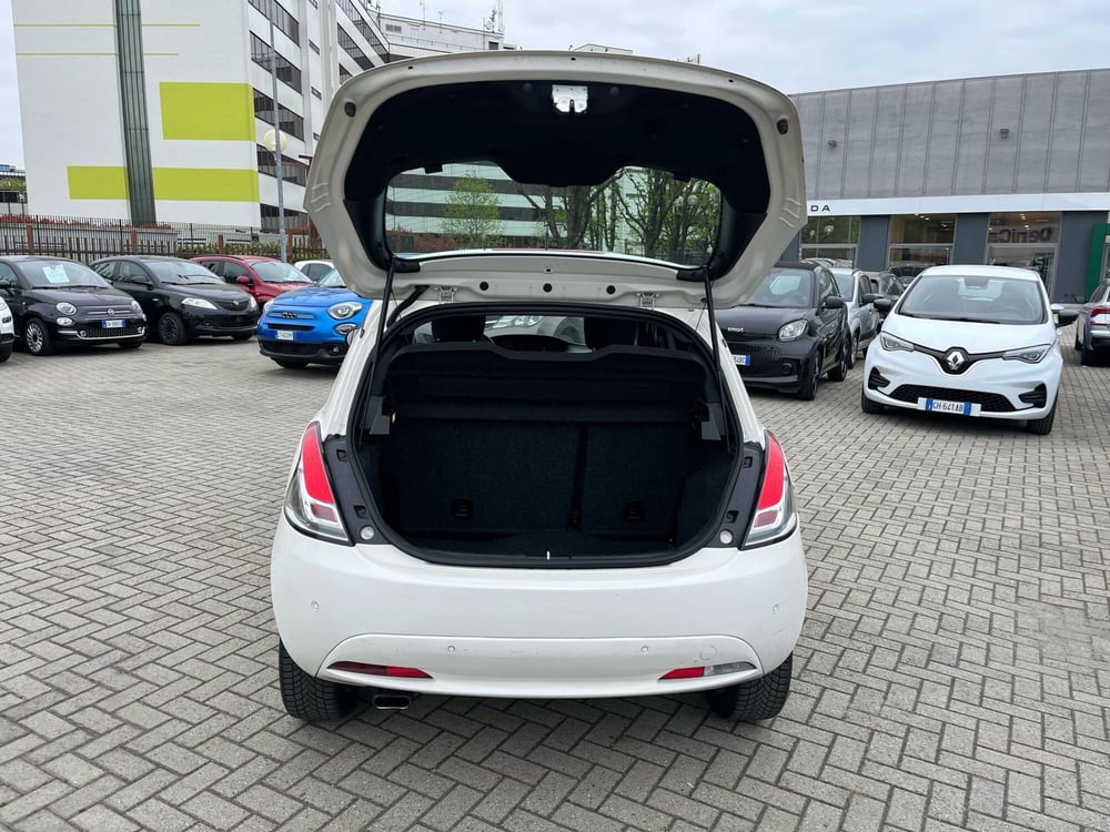 Lancia Ypsilon usata a Milano (9)