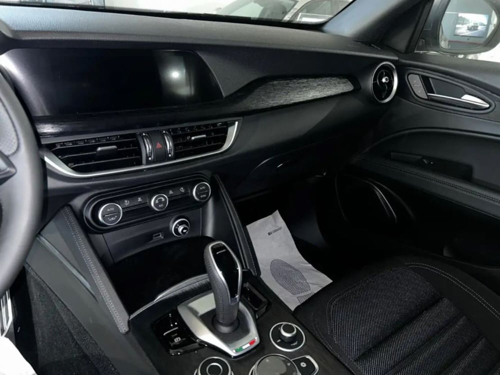 Alfa Romeo Stelvio nuova a Latina (10)