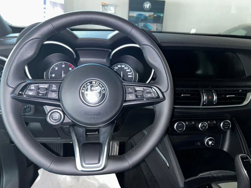 Alfa Romeo Stelvio nuova a Latina (11)