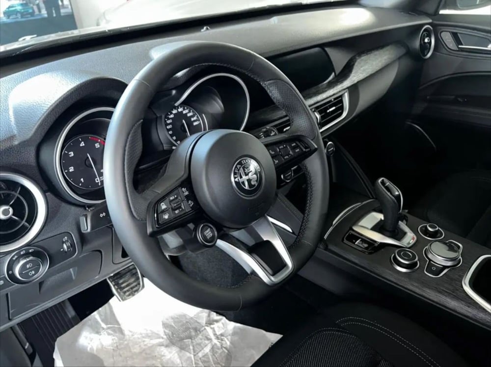 Alfa Romeo Stelvio nuova a Latina (13)