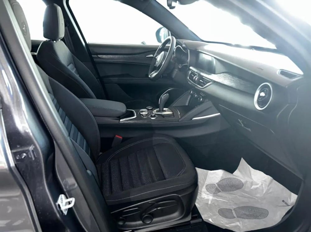 Alfa Romeo Stelvio nuova a Latina (15)