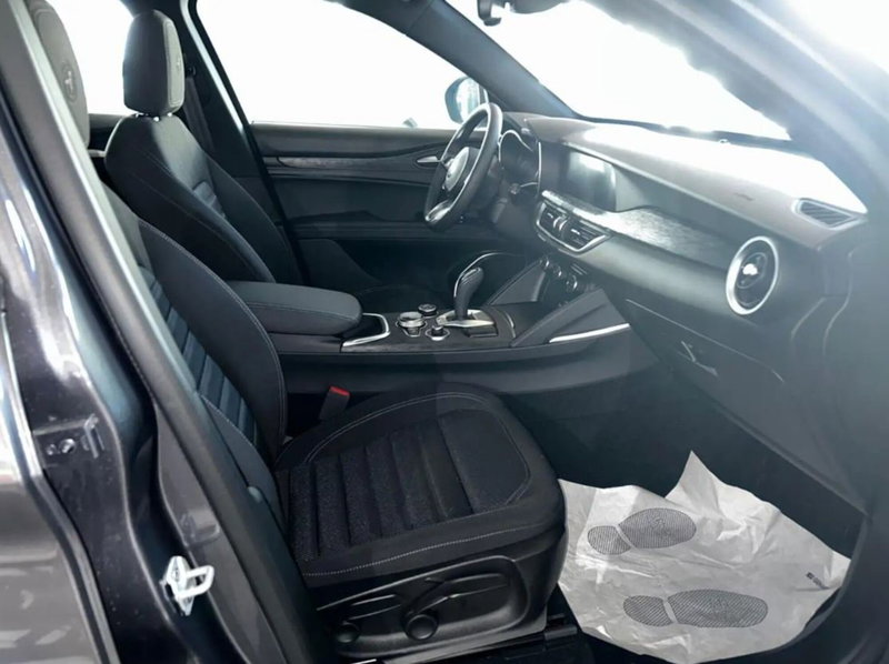 Alfa Romeo Stelvio nuova a Latina (15)