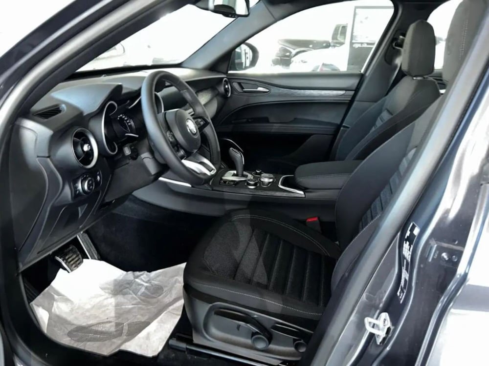Alfa Romeo Stelvio nuova a Latina (7)