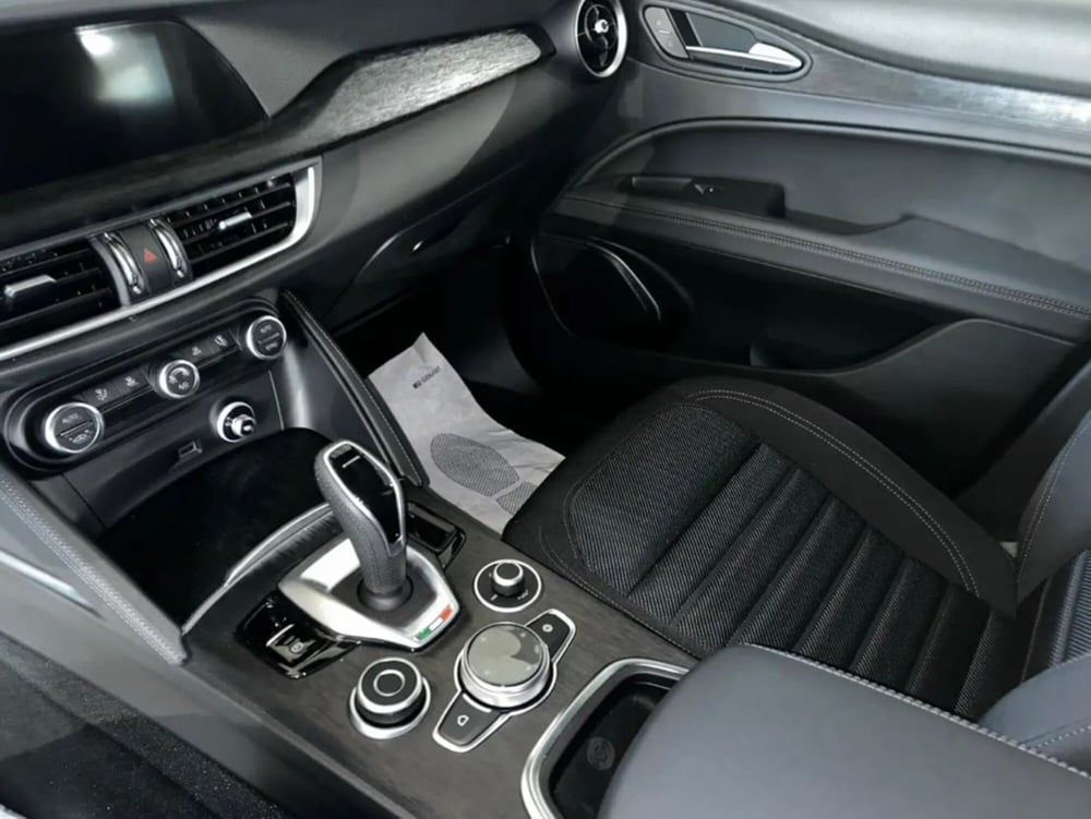 Alfa Romeo Stelvio nuova a Latina (8)