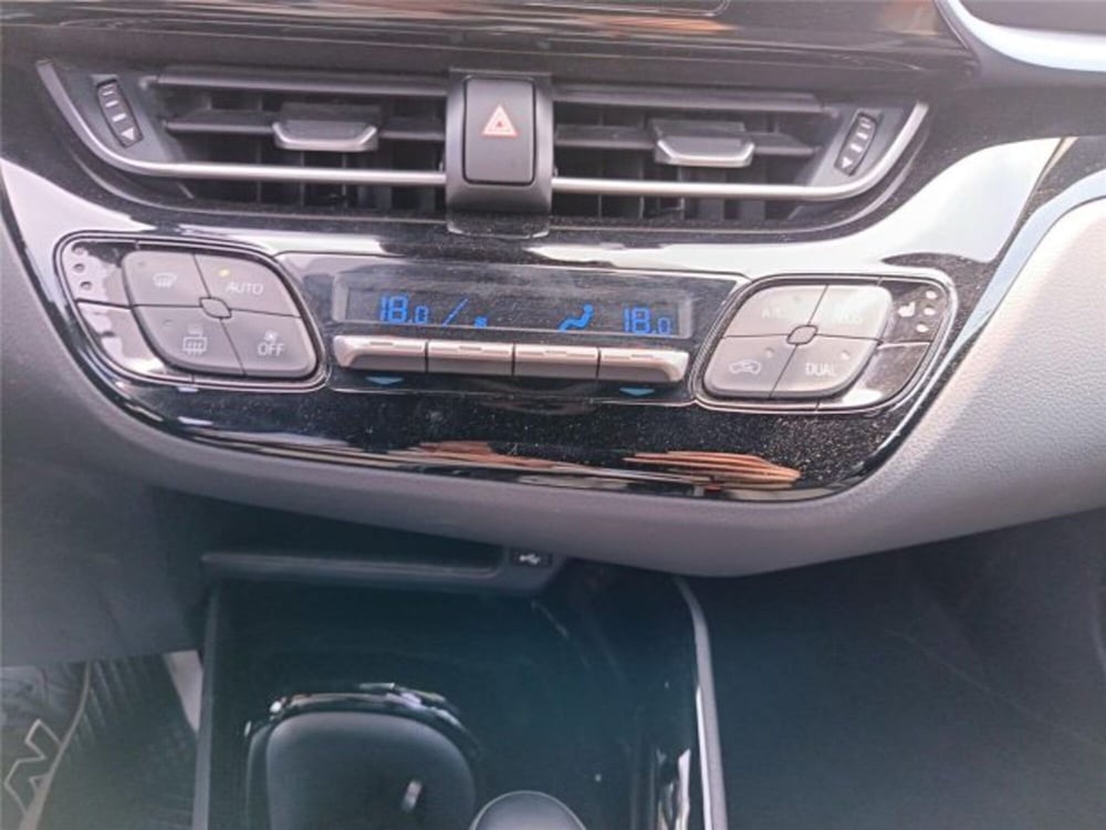 Toyota Toyota C-HR usata a Bari (19)
