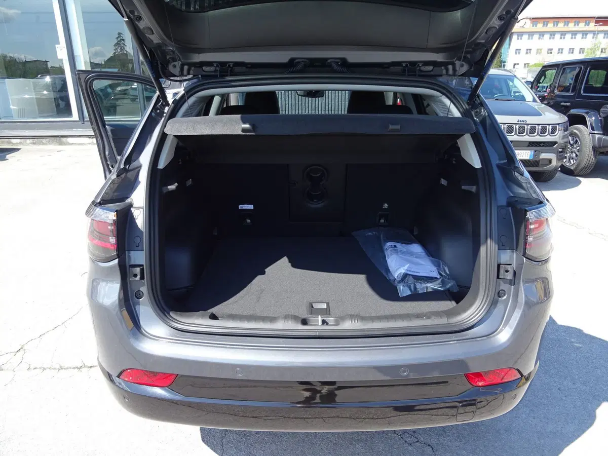 Jeep Compass nuova a Lucca (15)