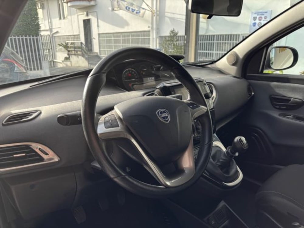 Lancia Ypsilon usata a Napoli (19)