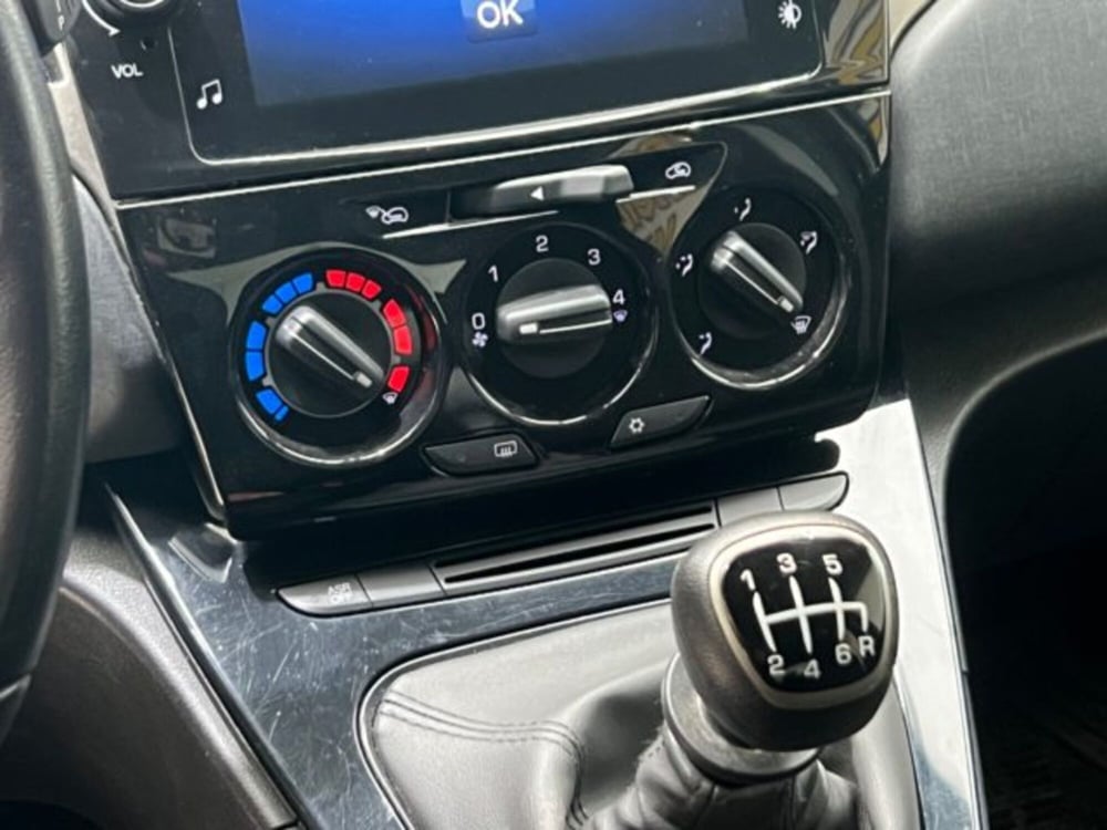 Lancia Ypsilon usata a Napoli (17)