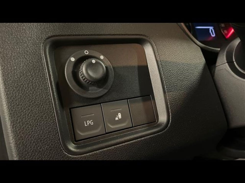 Dacia Duster usata a Varese (13)
