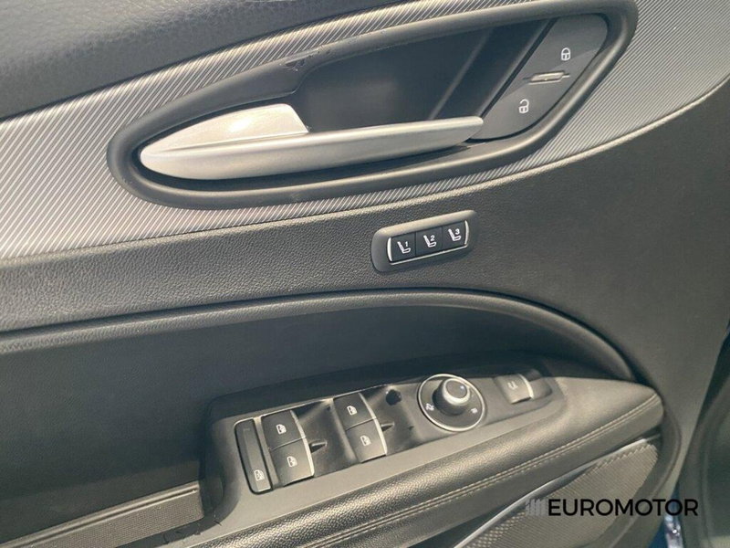 Alfa Romeo Stelvio usata a Bari (13)