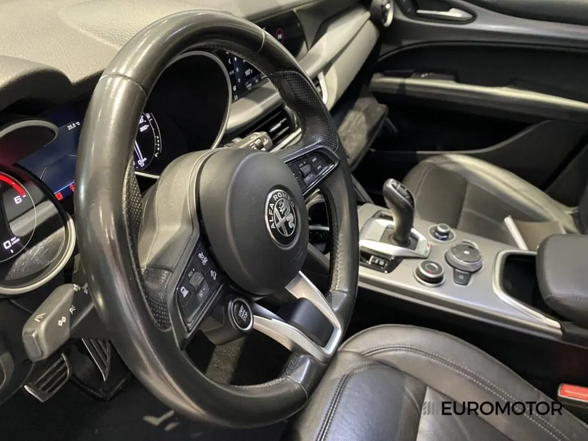 Alfa Romeo Stelvio usata a Bari (15)