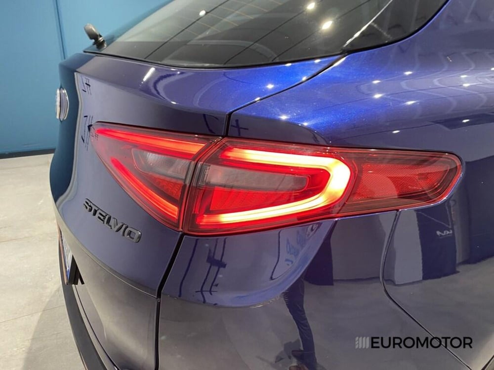 Alfa Romeo Stelvio usata a Bari (8)