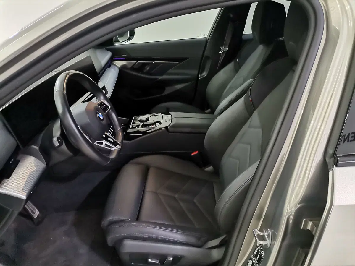 BMW Serie 5 nuova a Salerno (8)