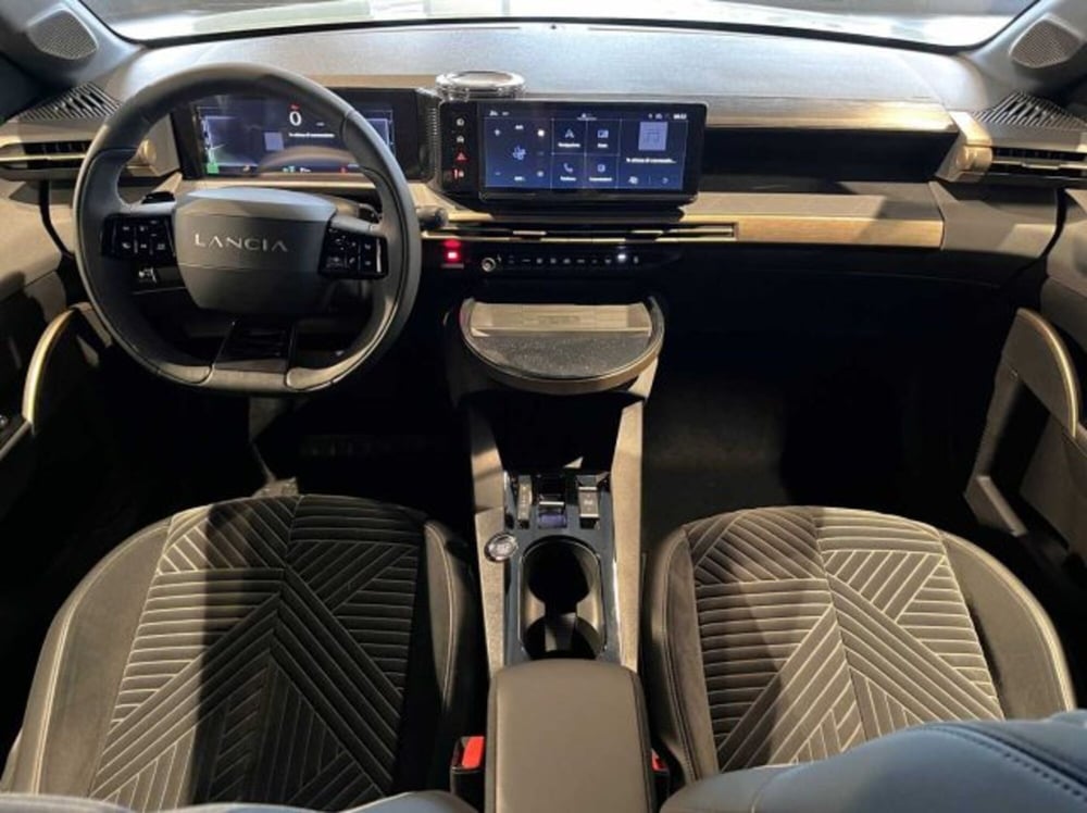 Lancia Ypsilon nuova a Sondrio (12)