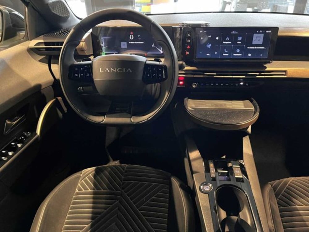 Lancia Ypsilon nuova a Sondrio (13)