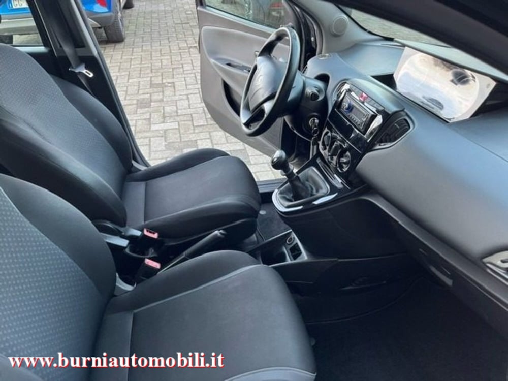 Lancia Ypsilon usata a Milano (12)