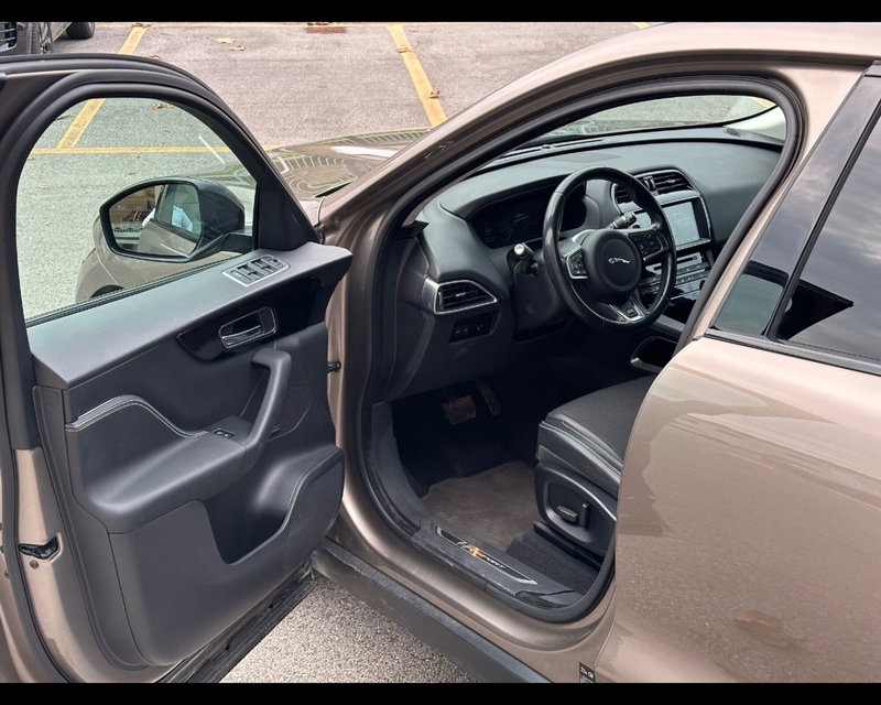 Jaguar F-Pace usata a Belluno (13)