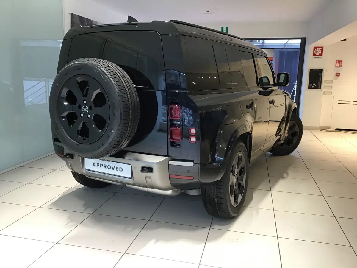 Land Rover Defender nuova a Genova (2)