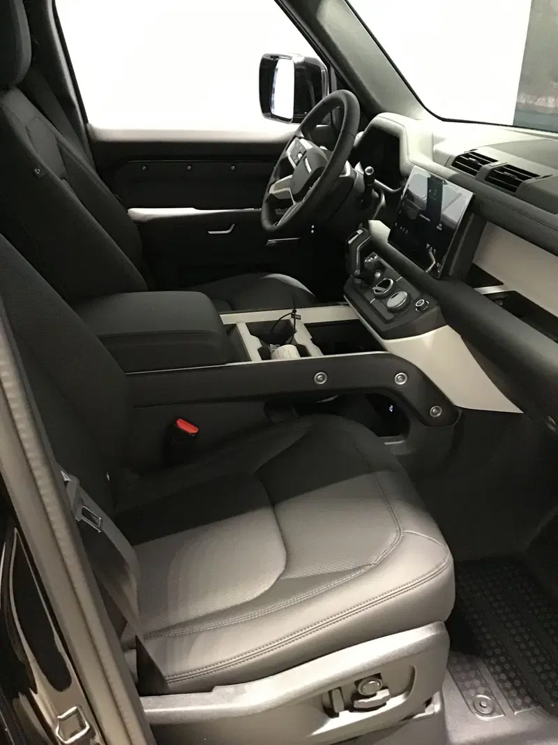 Land Rover Defender nuova a Genova (3)