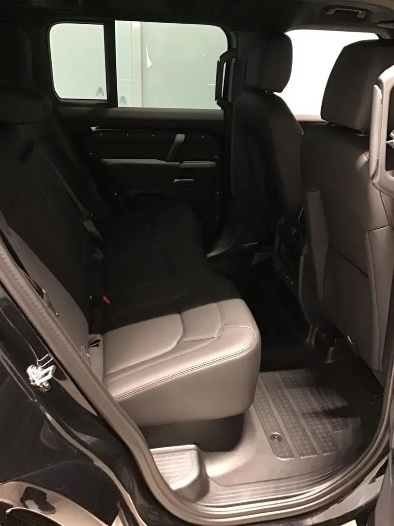 Land Rover Defender nuova a Genova (4)