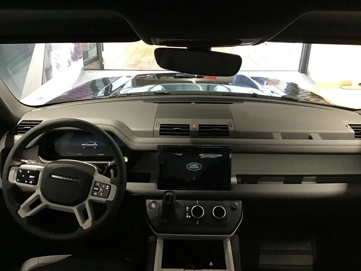 Land Rover Defender nuova a Genova (9)