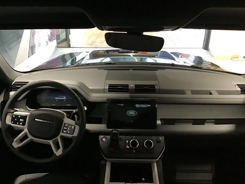 Land Rover Defender nuova a Genova (9)