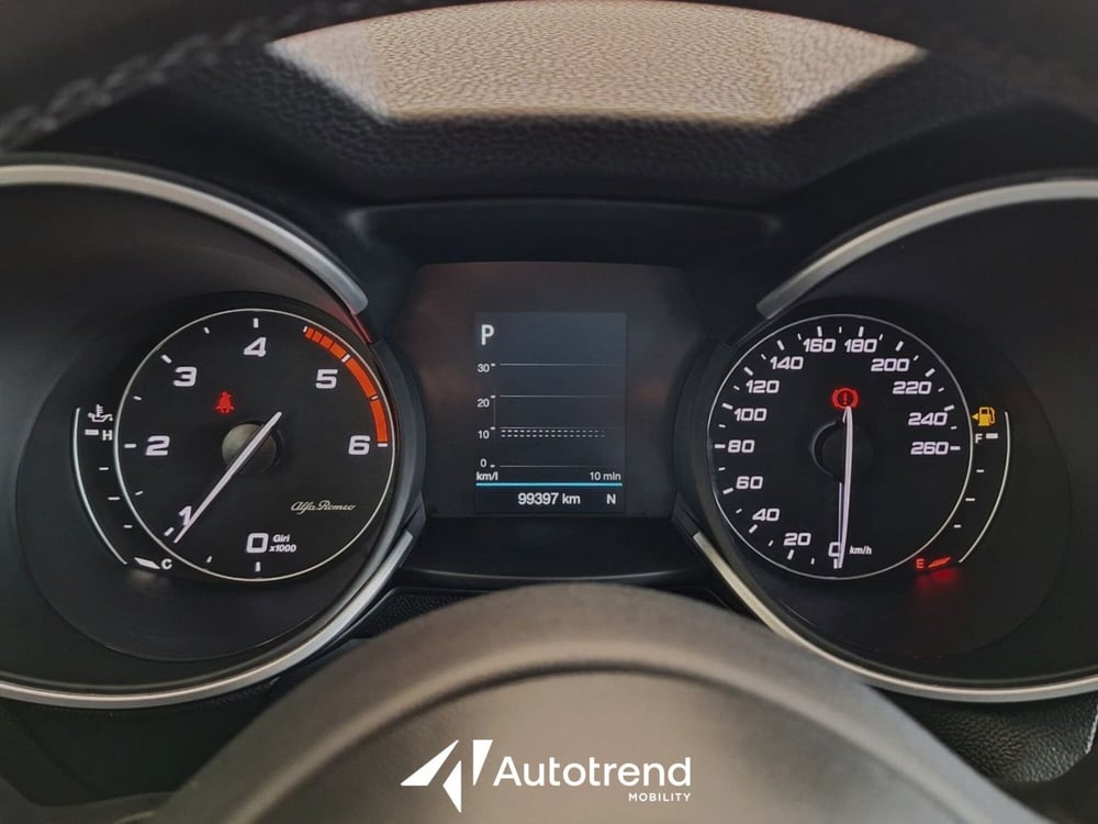 Alfa Romeo Stelvio usata a Bari (10)