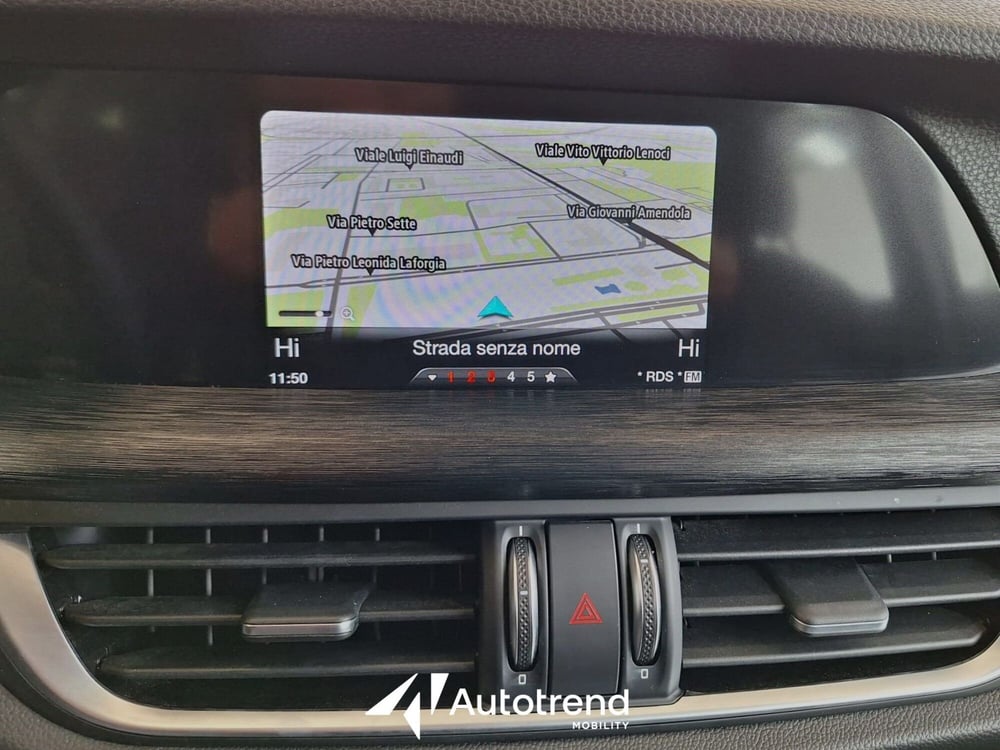 Alfa Romeo Stelvio usata a Bari (11)