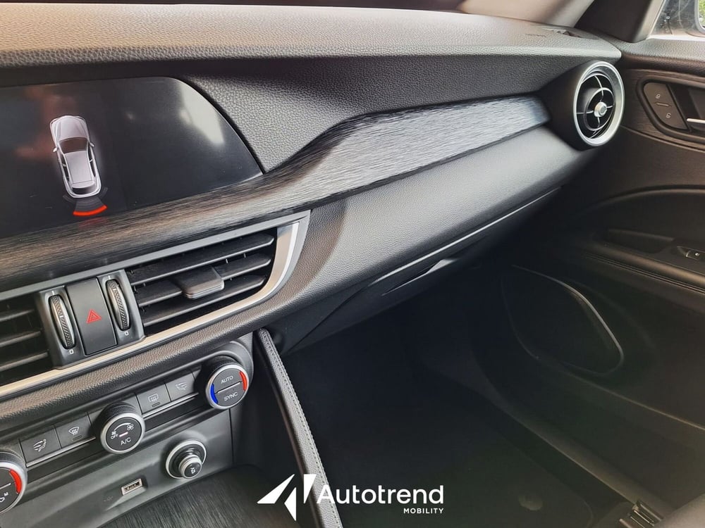 Alfa Romeo Stelvio usata a Bari (12)