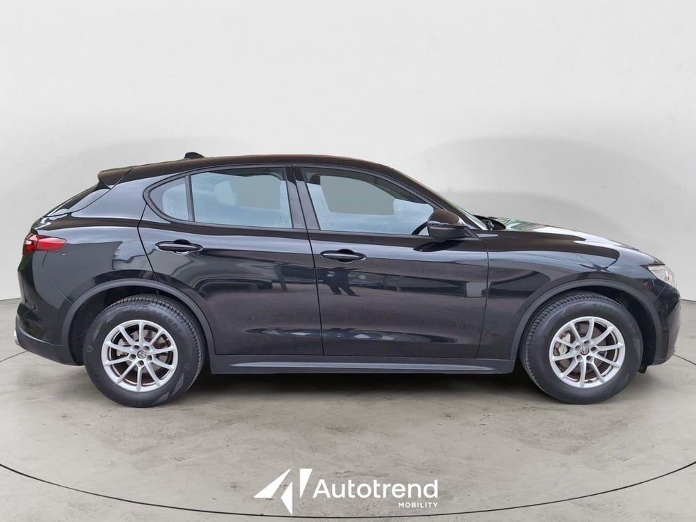 Alfa Romeo Stelvio usata a Bari (5)