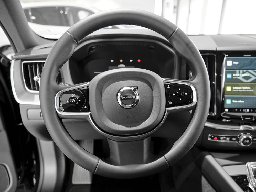 Volvo XC60 nuova a Prato (6)
