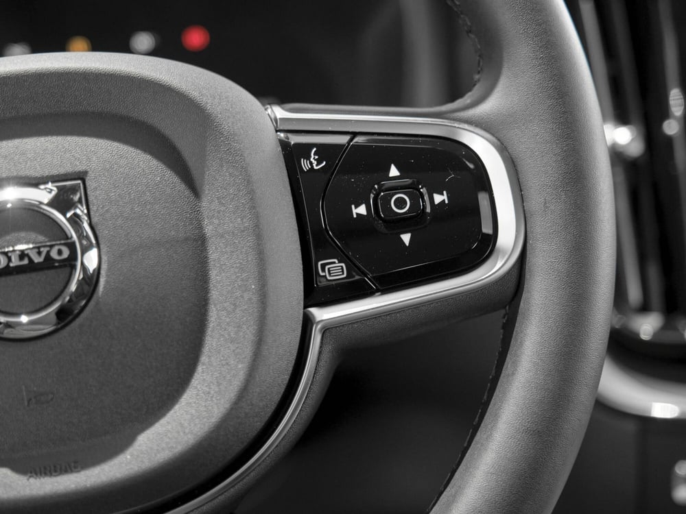 Volvo XC60 nuova a Prato (8)