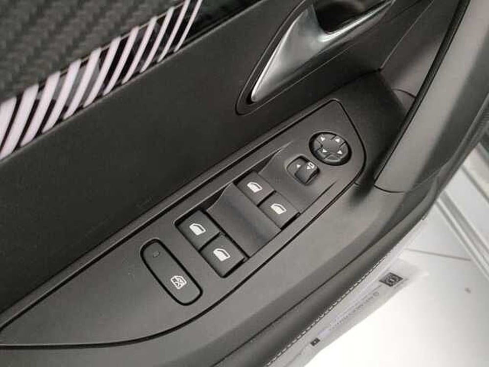 Peugeot 2008 nuova a Caserta (17)