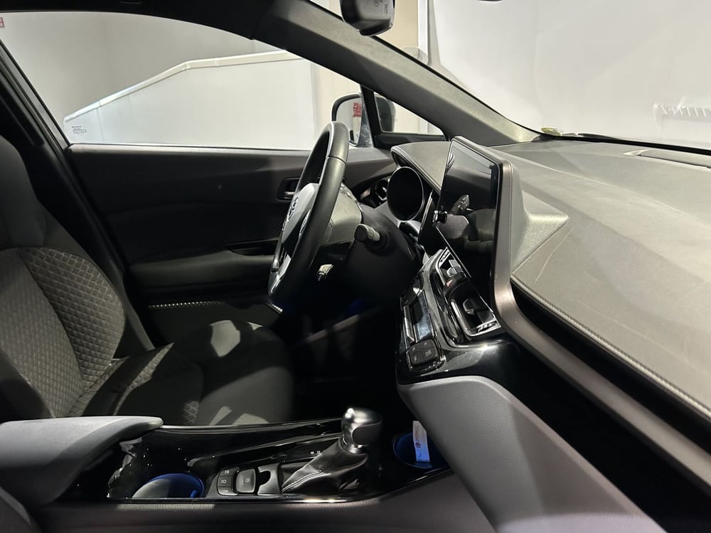 Toyota Toyota C-HR usata a Milano (7)