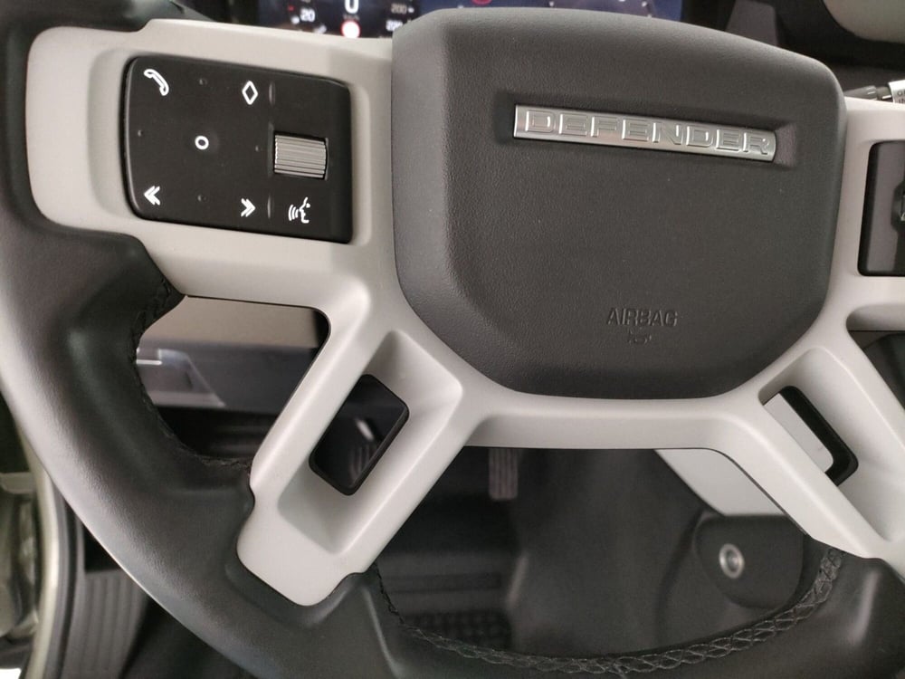 Land Rover Defender usata a Milano (18)