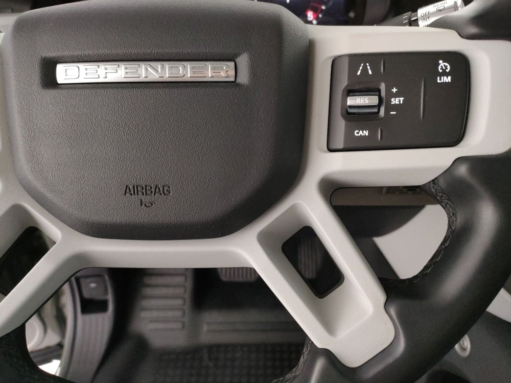 Land Rover Defender usata a Milano (19)