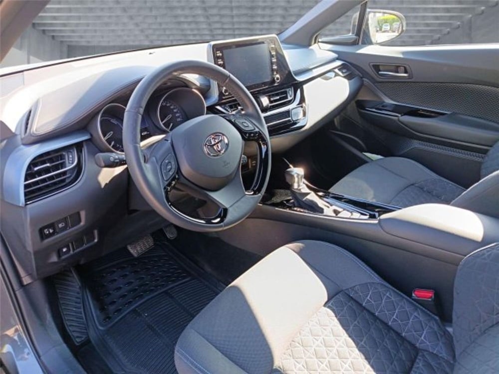 Toyota Toyota C-HR usata a Bari (11)