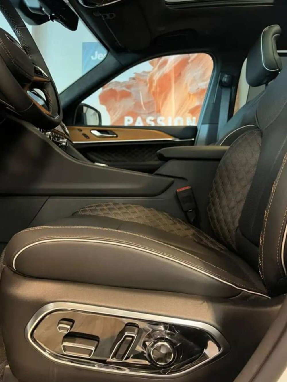 Jeep Grand Cherokee nuova a Latina (11)