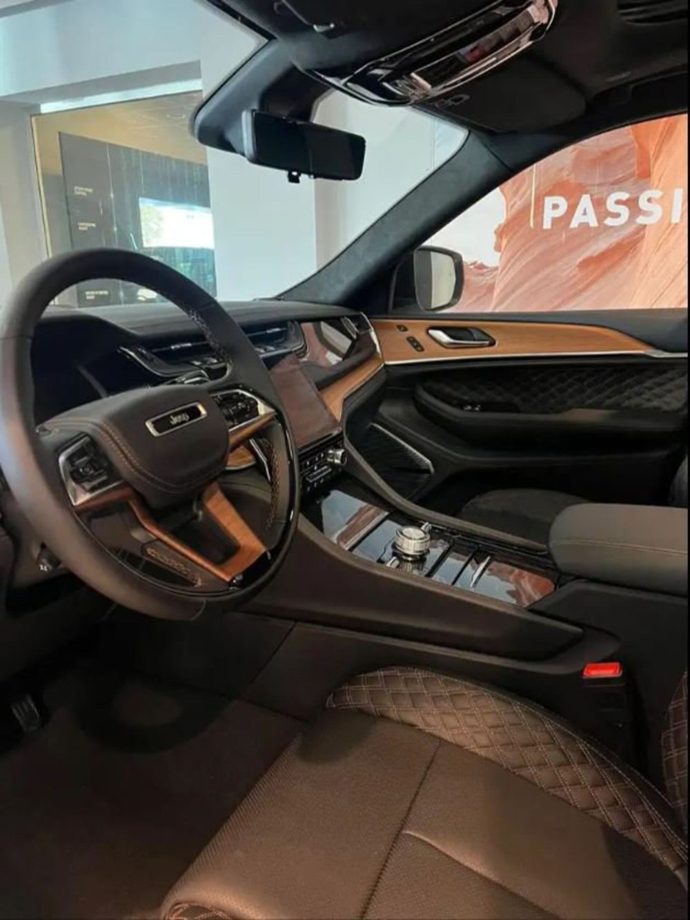 Jeep Grand Cherokee nuova a Latina (9)