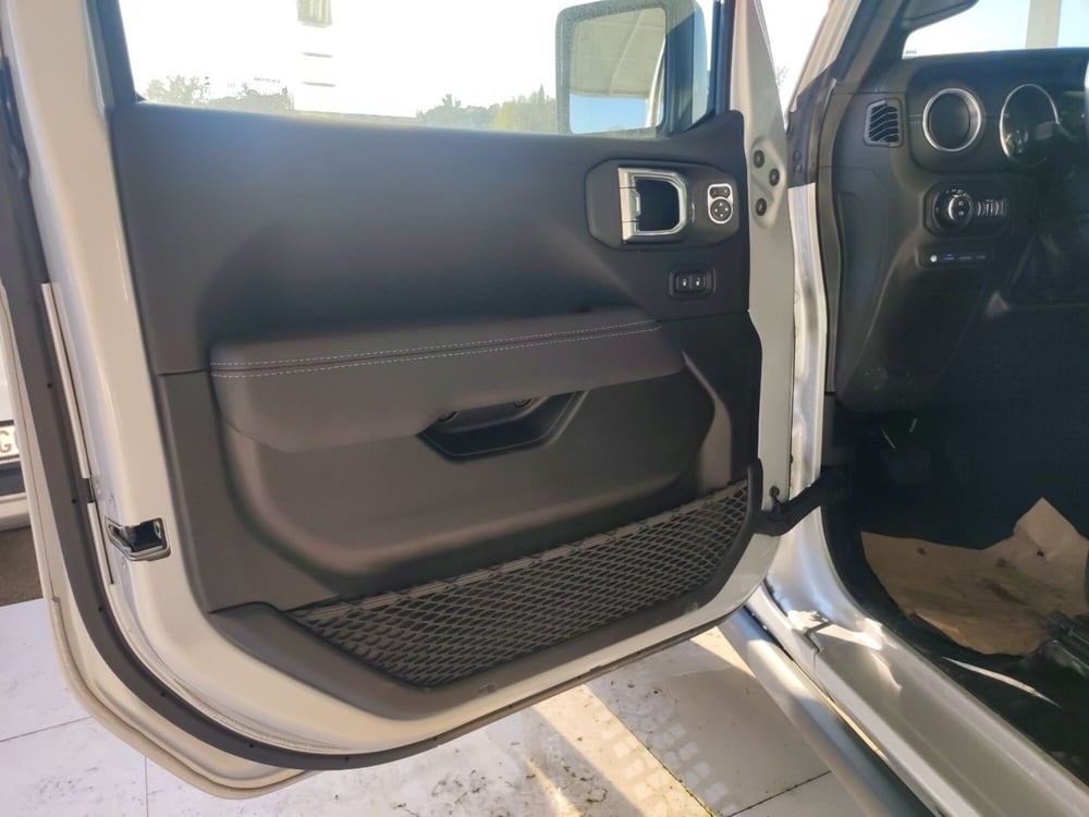 Jeep Wrangler Unlimited nuova a Latina (12)