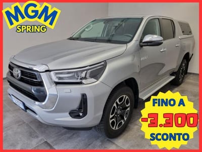 Toyota Hilux 2.8 D A/T 4WD porte Double Cab Invincible del 2022 usata a Erba