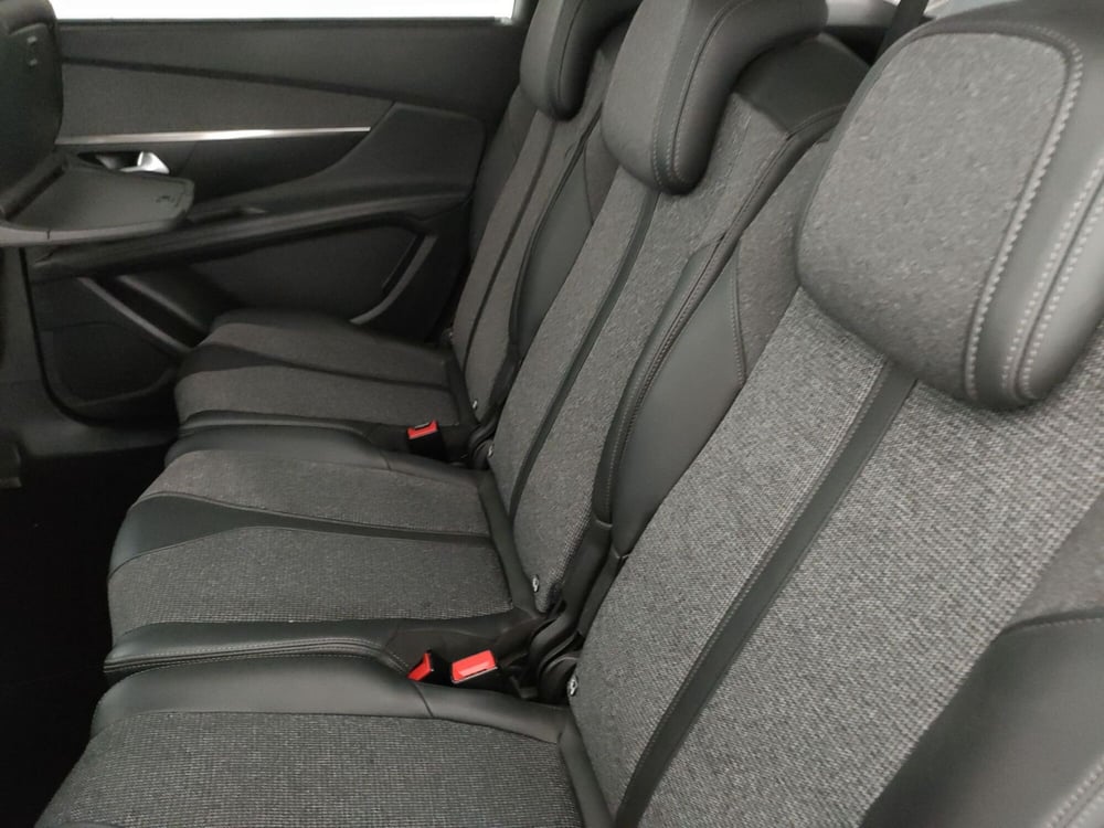 Peugeot 5008 nuova a Caserta (17)