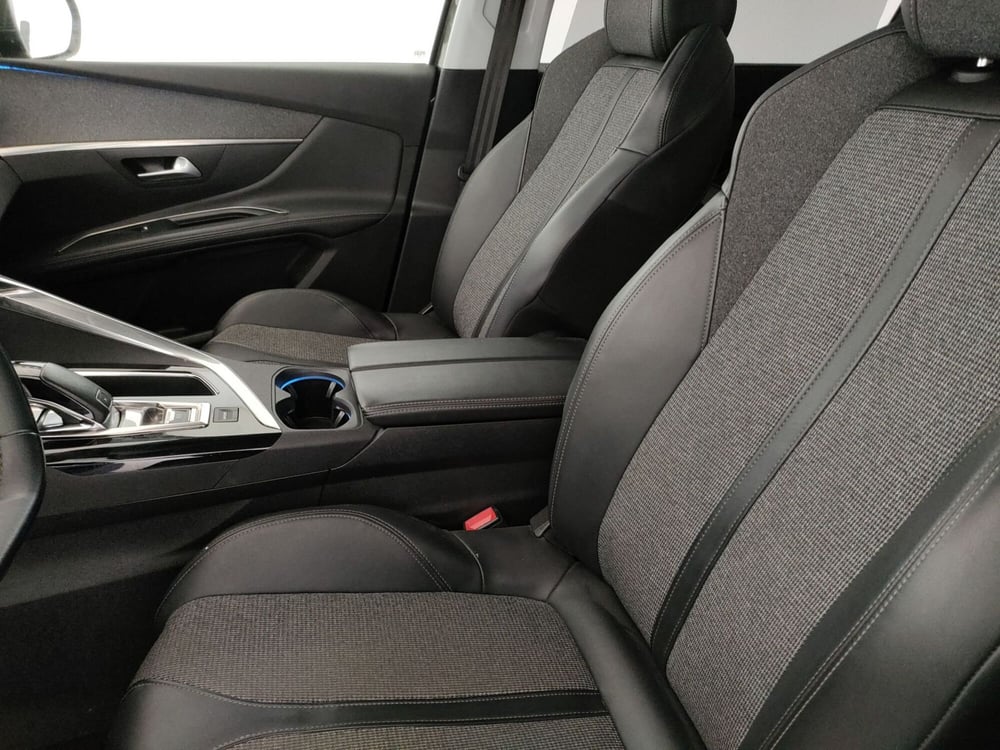 Peugeot 5008 nuova a Caserta (19)