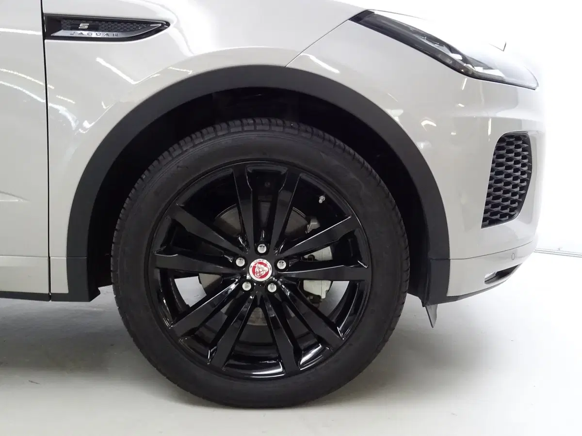 Jaguar E-Pace usata a Como (9)