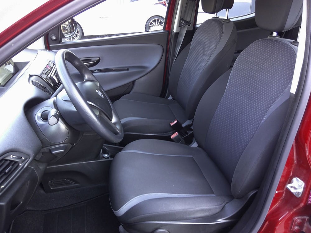 Lancia Ypsilon usata a Treviso (12)